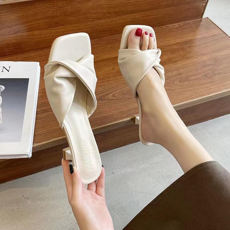 Letnie sandały na niskim obcasie typu kitten heel dla kobiet na rok 2024 cm morelowy