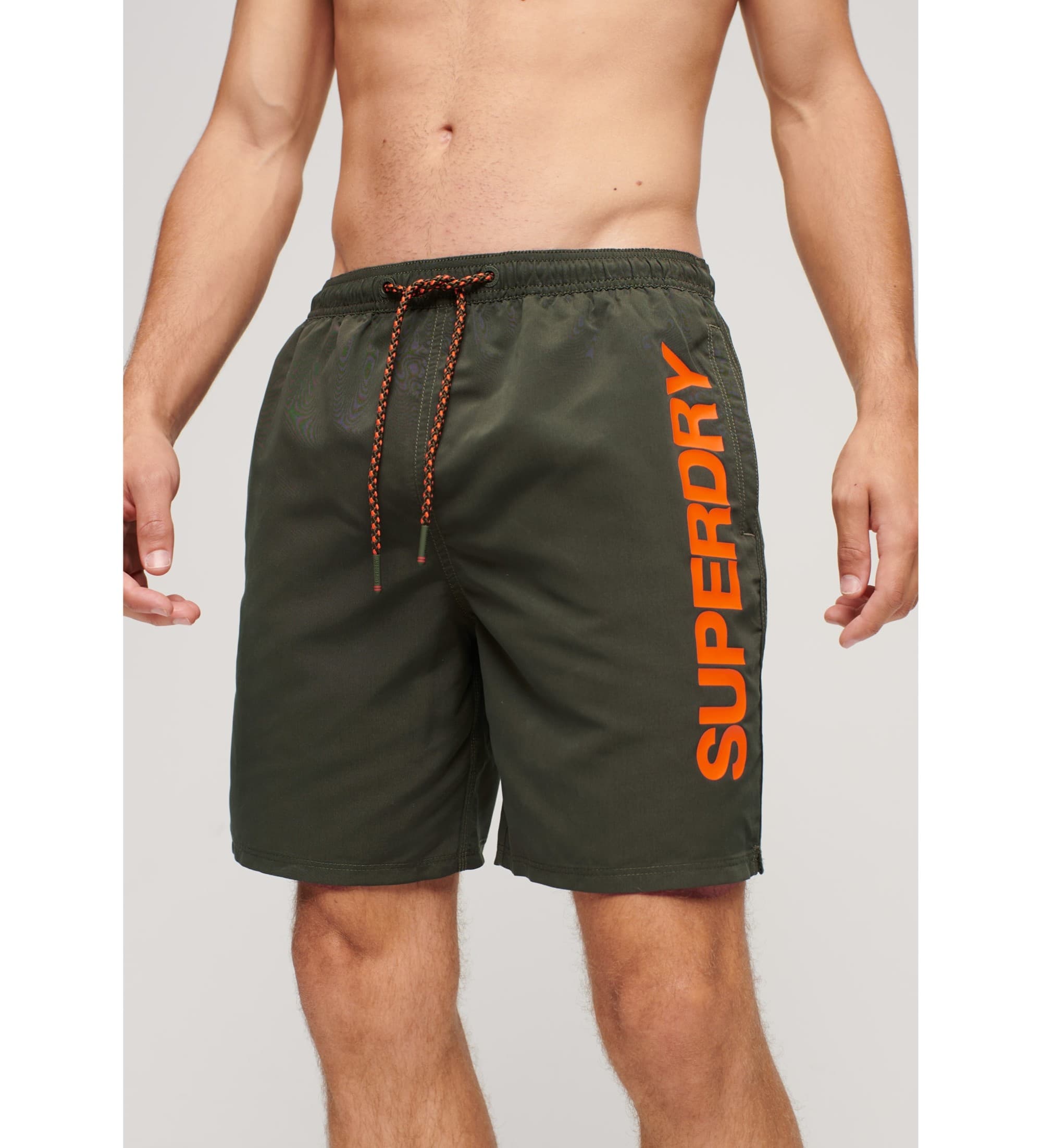 Superdry dla m??czyzn. M3010236A Kostium kąpielowy z materiału z recyklingu z zieloną grafiką sportową (L), Zielony